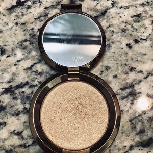 Becca Light Chaser Highlighter Topaz flashes gilt